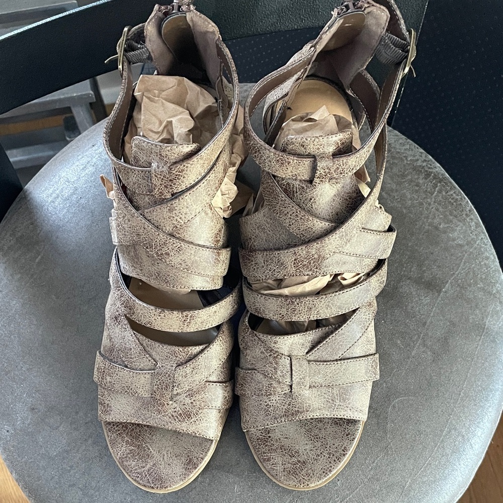 Dollhouse Womens Brown Faux
Leather Block Heels
NWOT